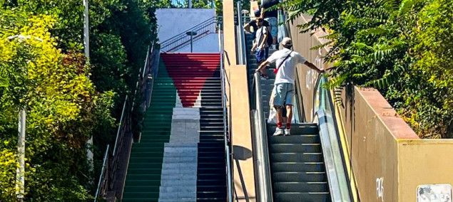 Velika palestinska zastava oslikana na stepenicama u Barceloni