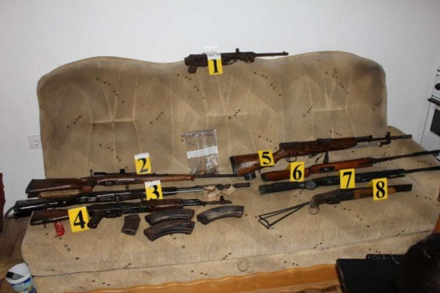 Kod dvije osobe u Jajcu pronađeno više komada oružja, streljiva i vojne opreme