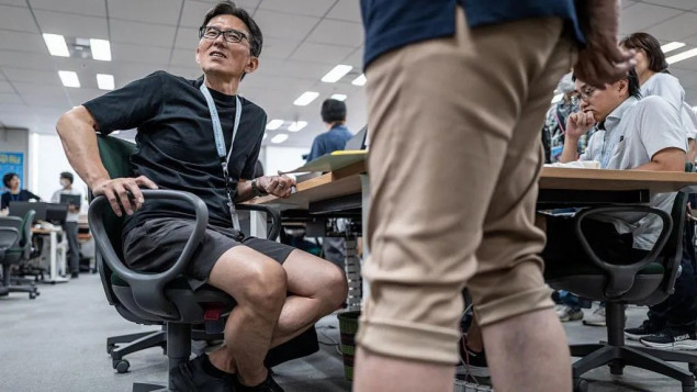Japanke se žale na kolege u kratkim hlačama: "Smeta nam gledati dlakave noge"