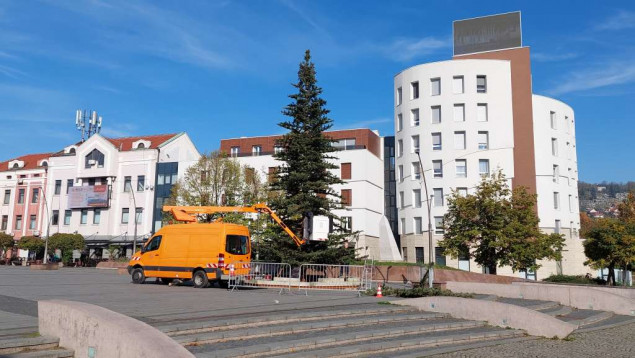 Postavljena novogodišnja jelka, uskoro i svjetleća fontana na Trgu slobode u Tuzli