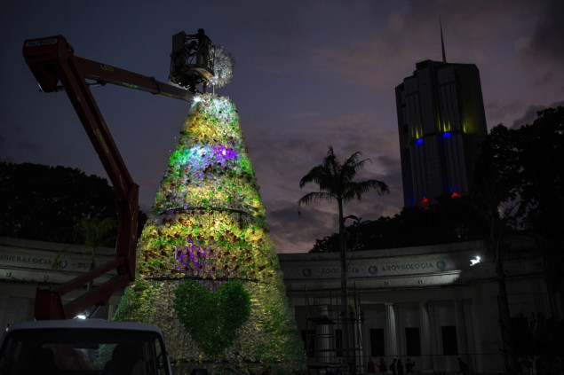 U Karakasu napravljena božićna jelka od 15.000 plastičnih flaša