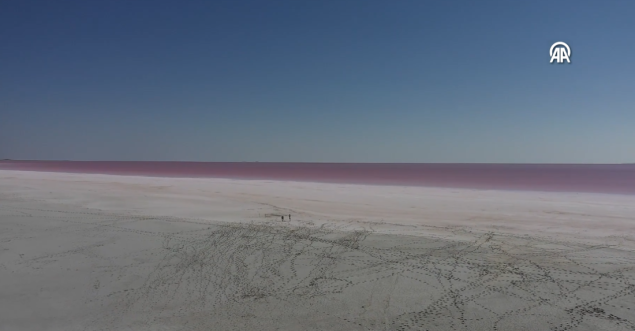 Slano jezero u Turskoj oduševljava posjetioce promjenom boje