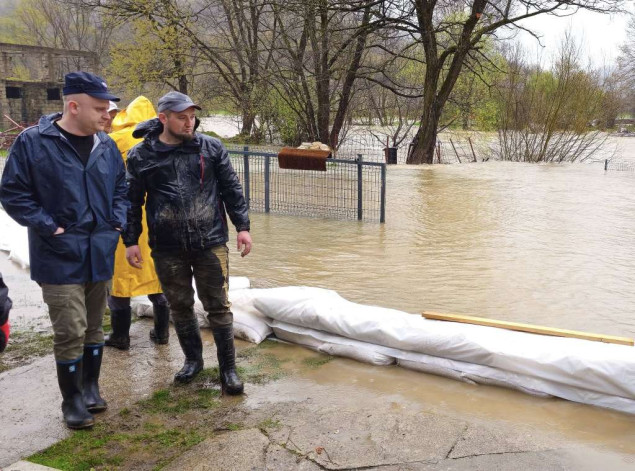 Ključ na ivici poplave, vodostaji rastu, vreće s pijeskom spriječile katastrofu