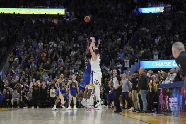 Denver pobijedio Golden State tricom Jokića s gotovo pola terena