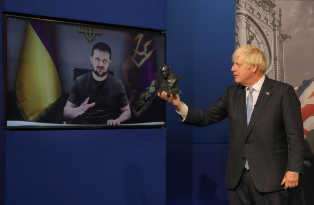 Johnson uručio Zelenskom nagradu za čelništvo 'Sir Winston Churchill'