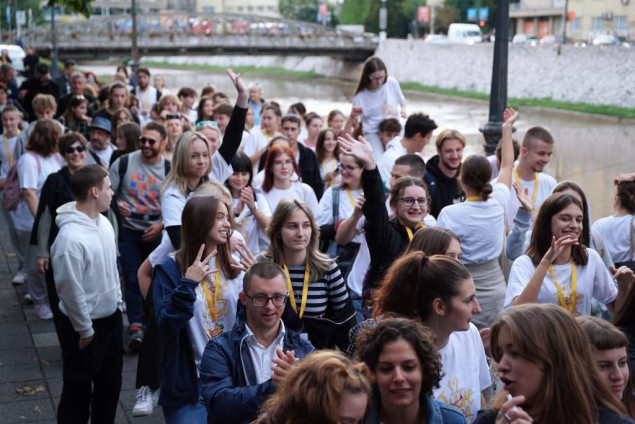 Učesnici 12. Juventafesta prodefilovali od Ajfelovog mosta do Pozorišta mladih Sarajevo
