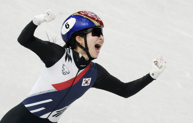 Zlato ženskoj štafeti Južne Koreje na 3.000 metara u brzom klizanju na kratkim stazama na ZOI