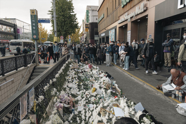 Građani odaju počast poginulim u stampedu na proslavi Noći vještica