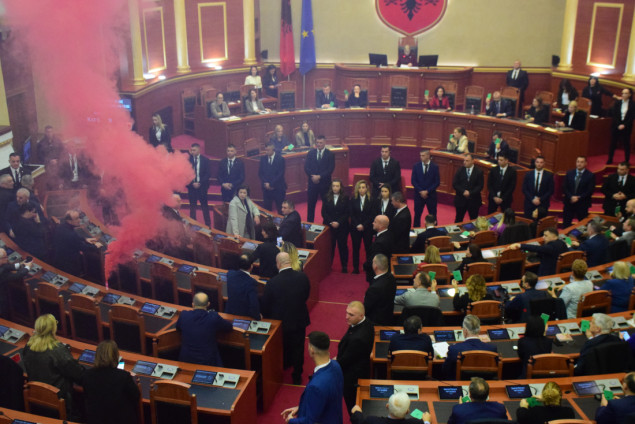 Tenzije na sjednici Skupštine Albanije: Izbačeni poslanici opozicije pokušali nasilno ući u zgradu