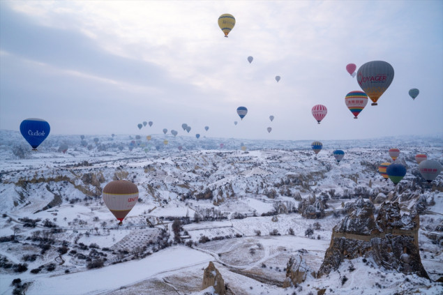 Fascinantni prizori balona iznad Kapadokije u zimskom ruhu