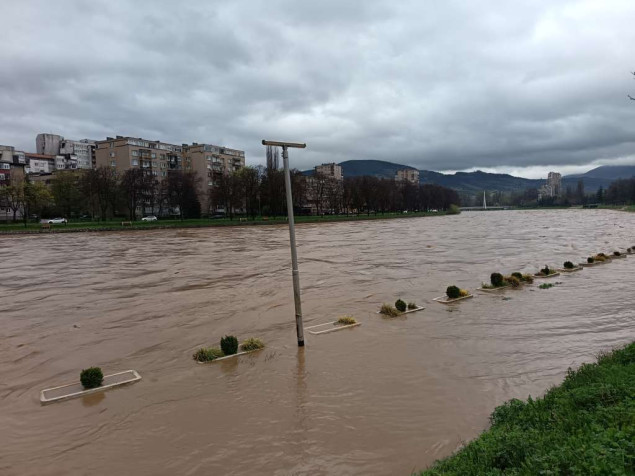 Žena u Kaknju skočila u nabujalu rijeku Bosnu, specijalci u potrazi za tijelom