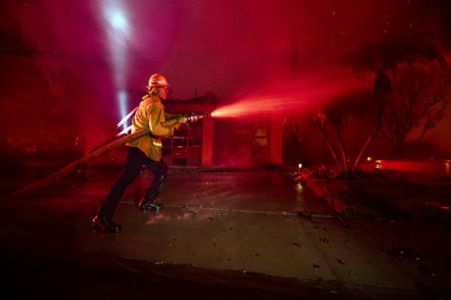 Šumski požar u Kaliforniji ugrožava stotine objekata