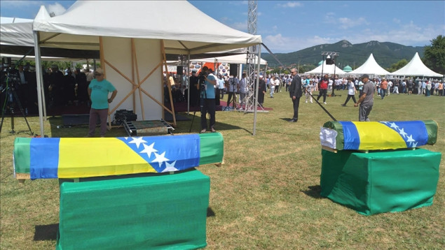 Mnogobrojni građani u Kamičanima odaju posljednju počast žrtvama