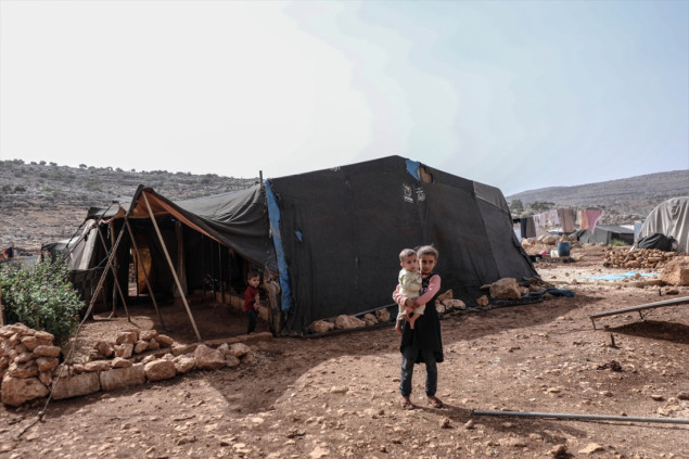 Sirijci u kampovima skupljaju plastiku i stajnjak da bi se grijali zimi