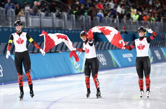 Zlato u ekipnoj dohvatnoj utrci pripalo klizačima Italije i klizačicama Kanade