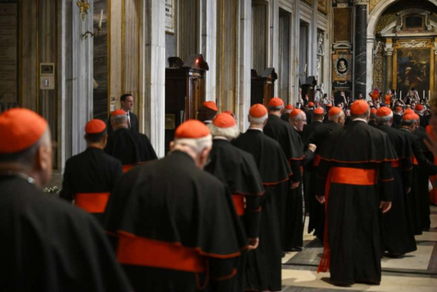 Kardinali koji će birati novog papu stigli u Rim