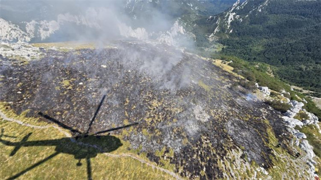 Ugašen požar na otvorenom prostoru na području Karlobaga