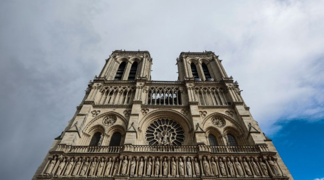 Zvona Notre-Damea zvonila 88 puta za Papu, Eiffelov toranj večeras gasi svjetla