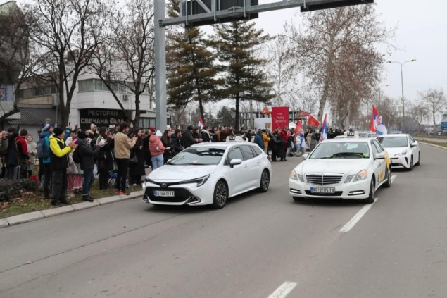 Kragujevac: Taksisti prevoze kućama studente koji su učestvovali na protestu
