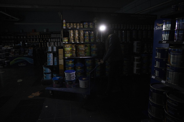 Rusi oštetili elektroenergetsku mrežu: Preduzeća u Kijevu spas traže u generatorima