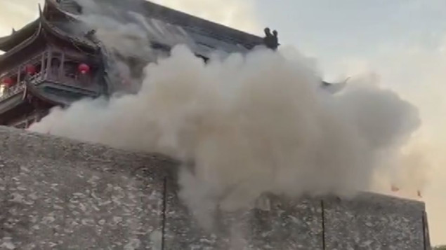 U Kini se djelomično urušio 600 godina star toranj, panika među turistima