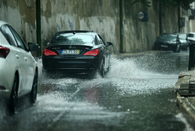 Oluja "Klaudija" izazvala haos: Proglašeno vanredno stanje u Južnom Velsu, Britanka poginula u Portugalu