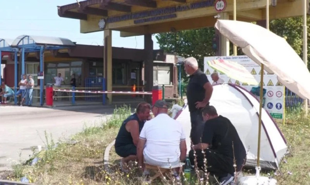 Bivši radnici Koksare Lukavac nastavili štrajk, noć proveli ispred fabrike