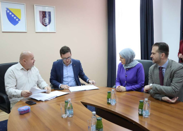 Potpisan novi Kolektivni ugovor - Veće naknade, lakše ostvarivanje prava za radnike u prosvjeti u KS