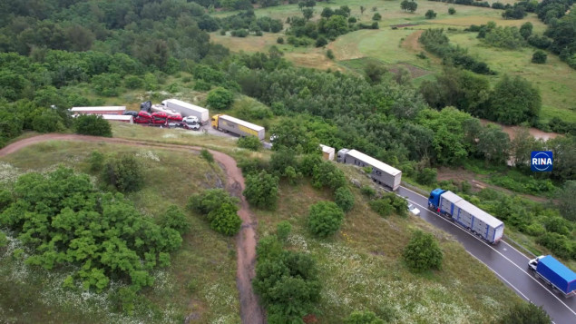 Kolone kamiona sa srbijanskom robom na Jarinju, Merdaru i Končulju