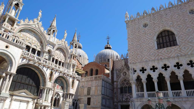 Italija se muči s razuzdanim turistima koji vandaliziraju spomenike