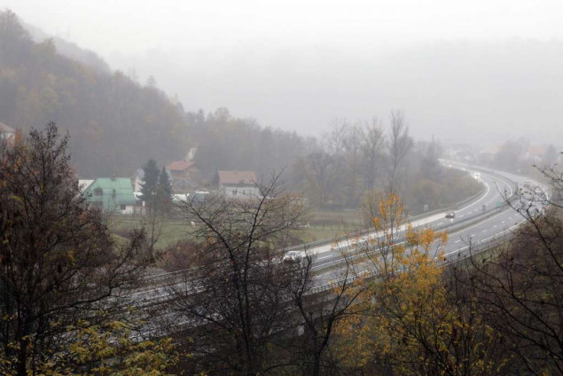 Mjestimično vlažan ili mokar kolovoz