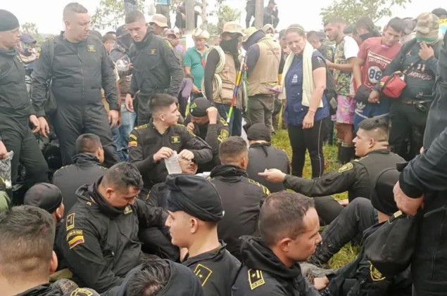 Sedamdeset i devet kolumbijskih policajaca oslobođeno nakon što su uzeti za taoce