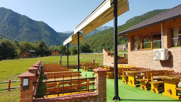 Iz restorana na Tjentištu ukraden sef sa novcem i aparat za sladoled