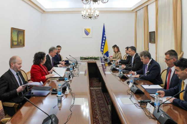 Komšić i Bećirović primili specijalnu britansku izaslanicu za zapadni Balkan