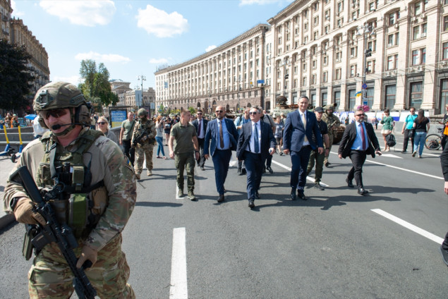 Komšić i Bećirović obišli Kijev i izložbu uništenih ruskih tenkova