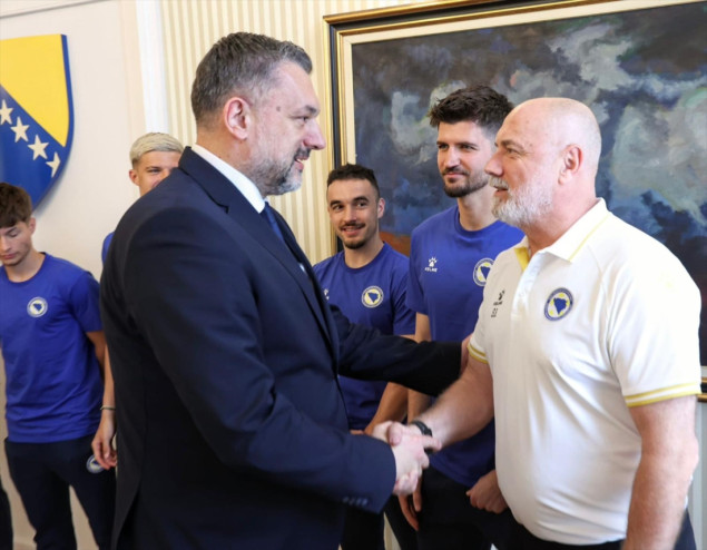 Konaković uručio diplomatske pasoše reprezentativcima BiH pred odlazak na Svjetsko prvenstvo