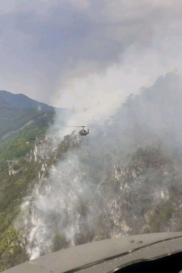 Požar na Vrtaljici iznad Konjica gase helikopteri OS BiH