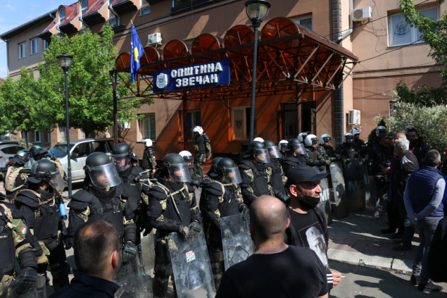 Građani mirno protestuju ispred objekta opštine Zvečan
