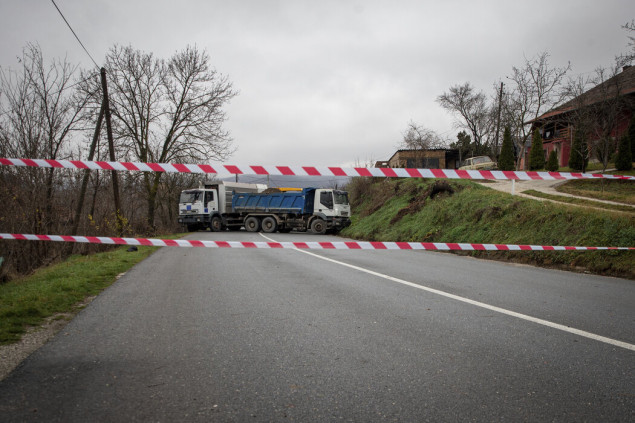 Ceste na sjeveru Kosova blokirane, zvaničnici EU i SAD dolaze u Beograd