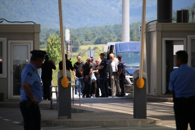 Trojica oslobođenih policajaca stigli na Kosovo