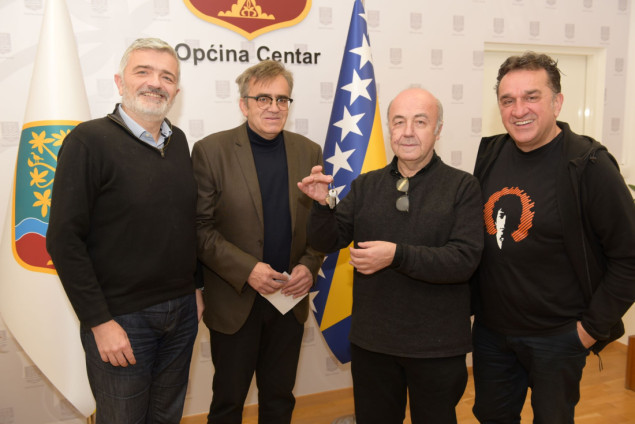 Milomir Kovačević Strašni se vraća kući: Umjetniku fotografije uručeni ključevi sarajevskog stana