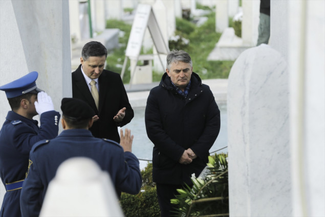 Delegacije položile cvijeće na mezarju Kovači: Sarajevo je grad heroj
