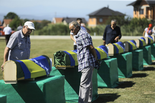 Porodice pristižu u Kozarac: Oproštaj od 16 prijedorskih žrtava