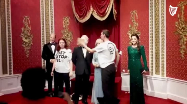 Aktivisti za klimu tortom gađali figuru kralja Charlesa