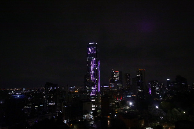 Na neboderu u Bogoti portret britanske kraljice Elizabete II