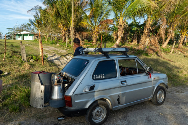 Kubanski mehaničar ne mari za cijene goriva, "peglicu" vozi na ugalj