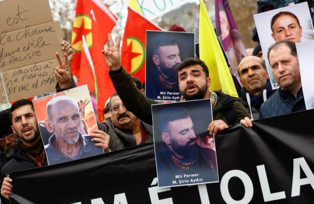 Kurdi i grupe protiv rasizma protestuju u Parizu zbog oružanog napada kod kurdskog centra