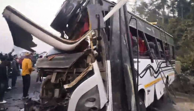 Najmanje 12 poginulih u direktnom sudaru kamiona i autobusa u Indiji