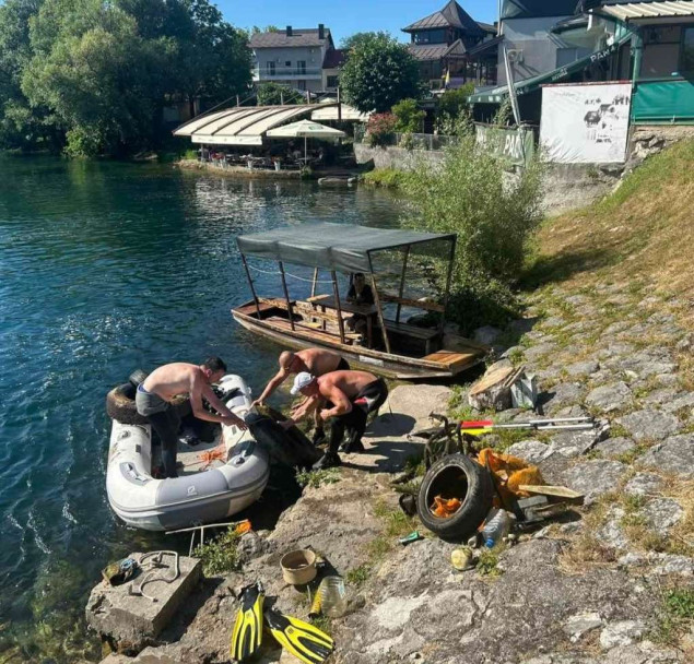 Članovi Ronilačkog kluba Una realizovali akciju čišćenja korita Une u centru Bihaća