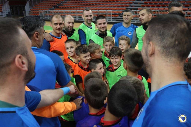 Futsaleri se družili s mališanima Tempo Sporta pred uzvratni meč baraža za EURO 2026 protov Belgije